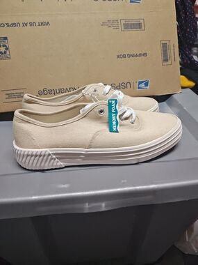 Kinetic Women's Canvas Memory Foam Sneakers - Cream